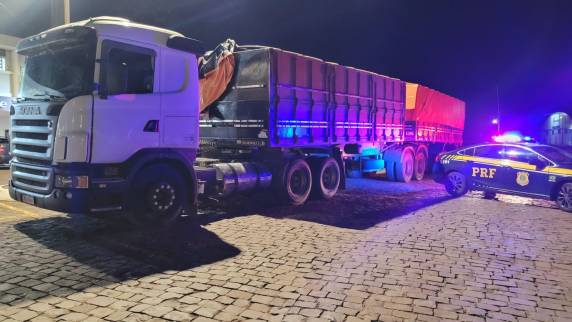 PRF apreende bitrem carregado com cerca de 400 mil maços de cigarros contrabandeados - foto 2