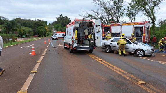 Colisão transversal envolveu dois automóveis no entroncamento da RS-342 com a Rua do Comércio, em Ijuí
