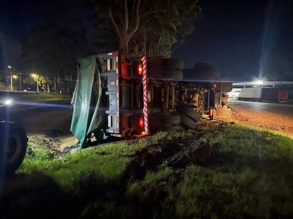 A pista não sofreu nenhum bloqueio e a concessionária trabalha para retirar o caminhão do local.
