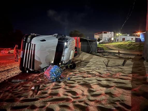 Caminhão carregado com soja tomba na BR-386 em Soledade - foto 2
