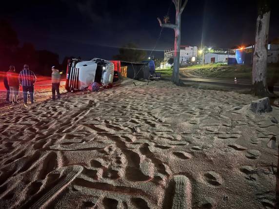 Caminhão carregado com soja tomba na BR-386 em Soledade - foto 3