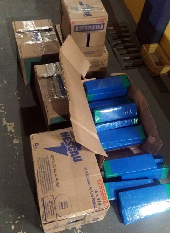 PRF localiza 108 kg de maconha em caixas de achocolatado na BR-280 em Mafra - foto 3