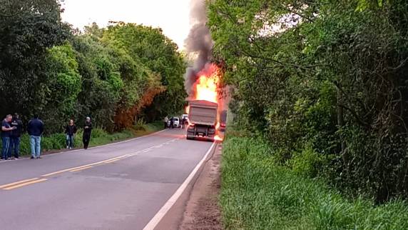 Carreta fica destruída por incêndio na RS-342 em Ijuí - foto 2