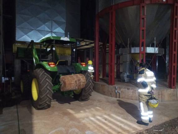 Segundo a corporação de bombeiros, o fogo teria se iniciado em um dos secadores dos silos de canola do empreendimento.