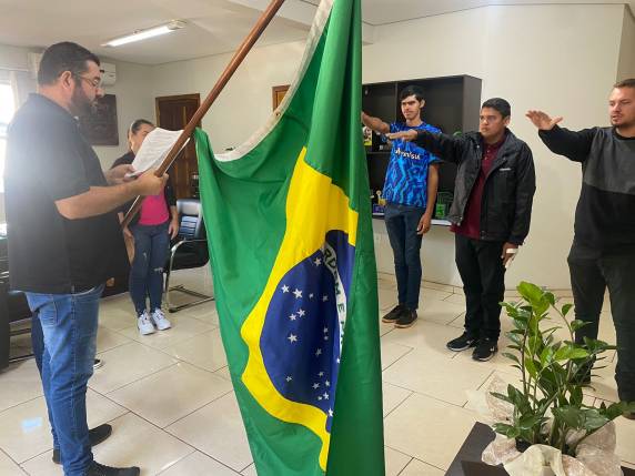 Jovens prestam juramento à bandeira em Alegria - foto 2