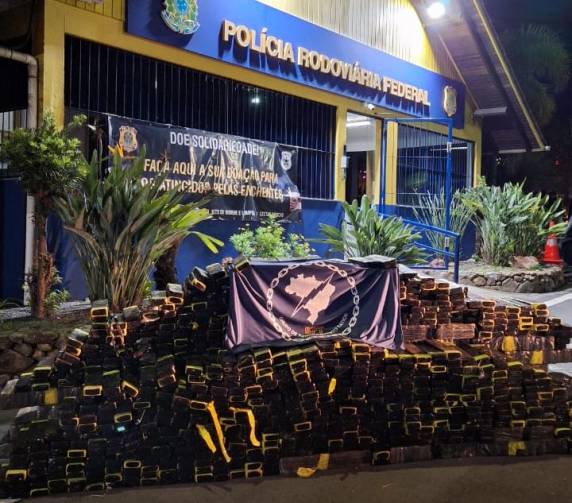 Segundo a PRF, a ação teve início quando o condutor da caminhonete desobedeceu a ordem de parada dos agentes, dando início à perseguição.