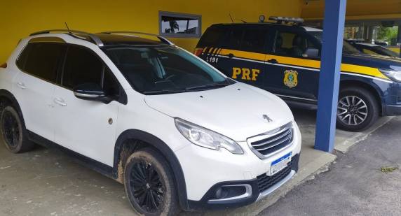 Homem é preso em Joinville quando tentava levar carro furtado ao Paraná - foto 2