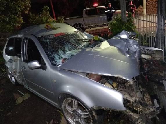 Golf atingiu árvores e invadiu pátio de uma casa, na madrugada desta sexta-feira