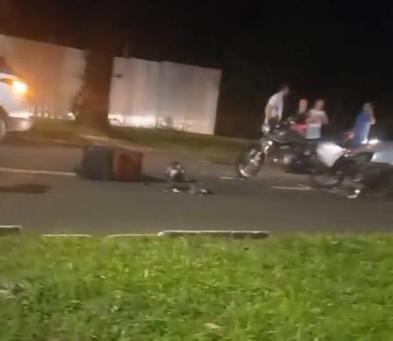 O acidente envolveu carro e moto em um cruzamento de vias