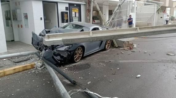 Testemunhas relataram à PM que carro de luxo andava rapidamente. Condutor fugiu, segundo a PM.