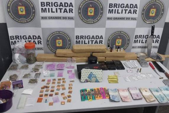 Homem e mulher foram capturados na Rua Santo Dalfovo, no bairro Panazzolo, na noite de sexta-feira (29)