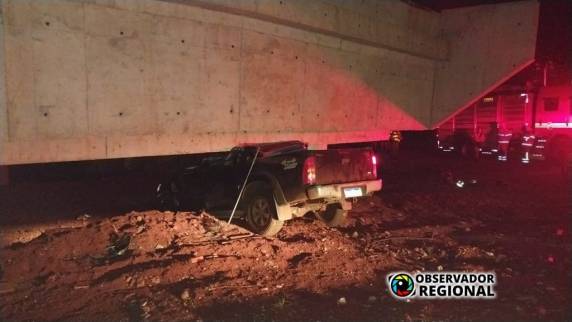 Caminhonete sai da pista e bate contra estrutura de obra de nova ponte, e motorista morre na RS-518 - foto 2
