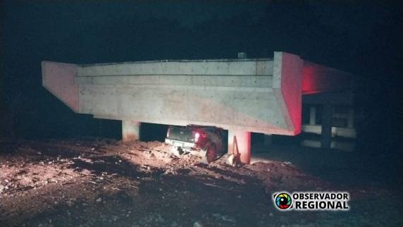Caminhonete sai da pista e bate contra estrutura de obra de nova ponte, e motorista morre na RS-518 - foto 3