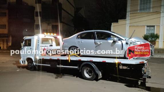 Motorista bate veículo contra árvore no canteiro central da Av. Uruguai, em Três de Maio - foto 6