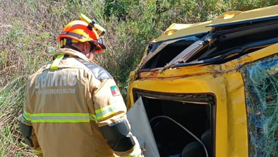 Após o resgate, o condutor foi levado pelo Samu ao hospital de Panambi.