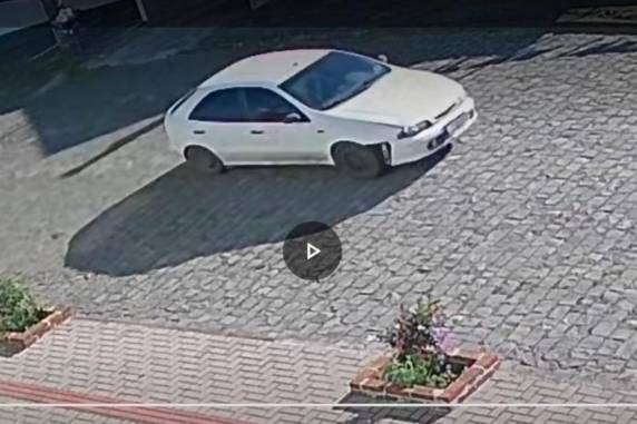O veículo utilizado na fuga dos criminosos foi apreendido e periciado