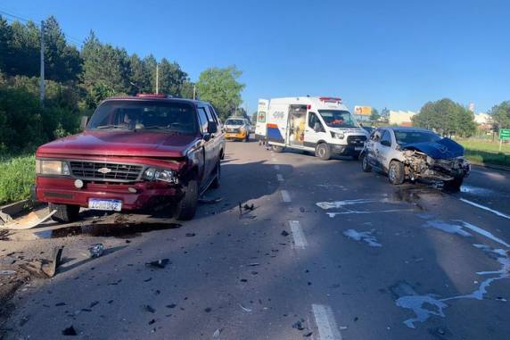Condutor de um dos carros, um homem de 50 anos, foi levado com ferimentos ao Hospital São Carlos
