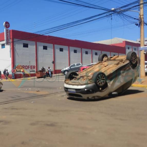Veículo capota após colisão no Centro de Santa Rosa - foto 3