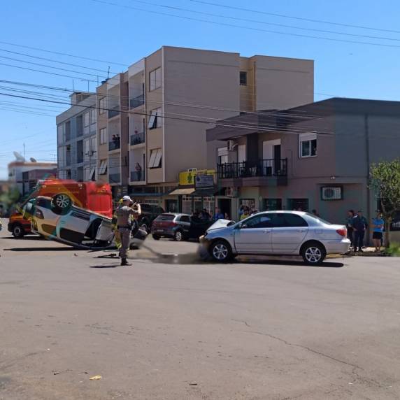 Veículo capota após colisão no Centro de Santa Rosa - foto 2