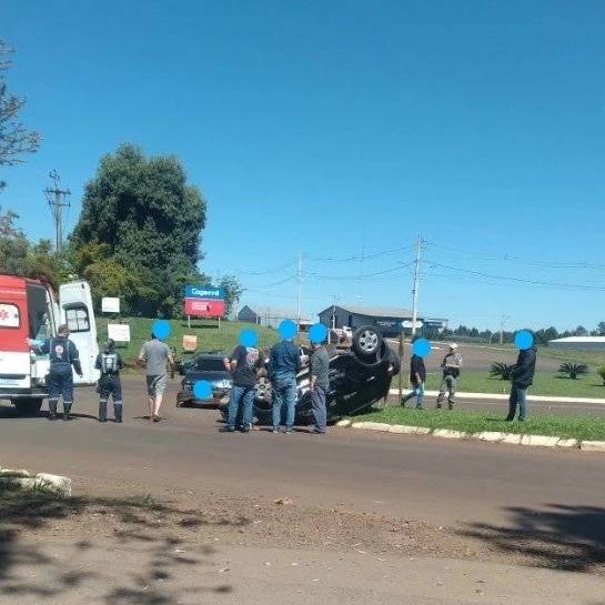 Um dos veículos capotou na rodovia