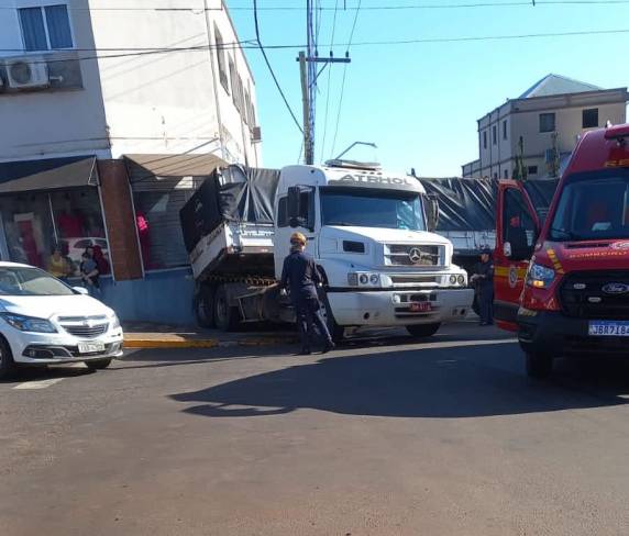 O acidente aconteceu na tarde desta segunda-feira (02). O motorista da carreta teria se evadido do local