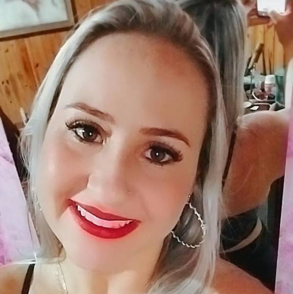 Vítima estava desacordada e morreu a caminho do hospital. Criança procurou batalhão da PM relatando que a mãe teria sido agredida pelo pai, que está foragido.
