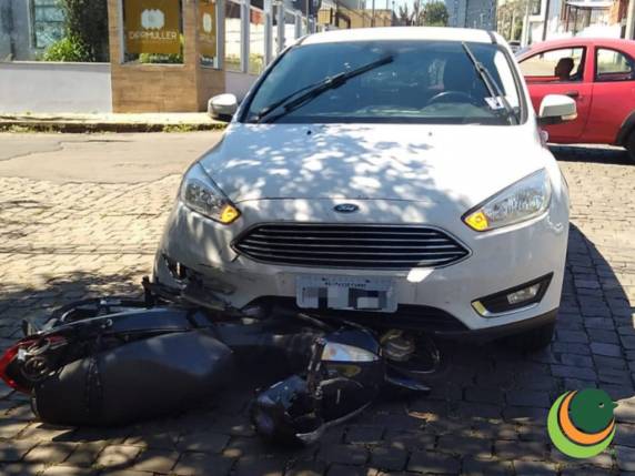 Segundo informações obtidas pela Reportagem Policial da Rádio Uirapuru, o acidente aconteceu entre um Ford/Focus branco, que transitava pela Rua Teixeira de Freitas, e uma motocicleta Honda/Biz vermelha, que seguia pela Rua 10 de Abril (via preferencial).