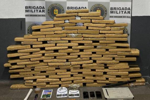 Equipes do 4º Batalhão de Polícia de Choque (BPChoque) prenderam três pessoas durante o patrulhamento