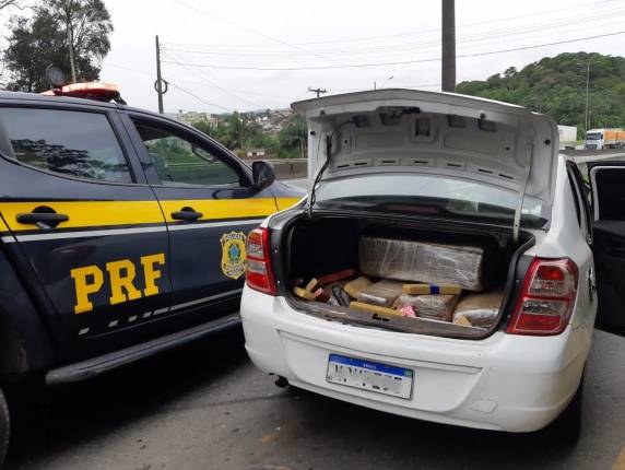 Homem tenta fugir mas é preso com mais de 200kg de maconha na BR-101 em Joinville - foto 3
