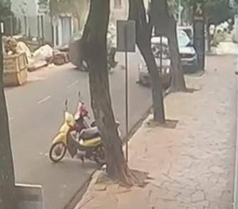 Veículo bateu em dois carros que estavam estacionados