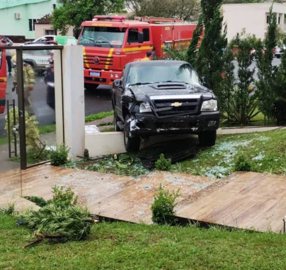 Apesar do socorro ter sido acionado, a mulher, identificada como Flávia da Silva Garcia, 53 anos, morreu no local.