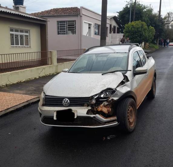 Camionete é abalroada por outro veículo, perde o controle e acaba atropelando e matando mulher, em Santiago - foto 2