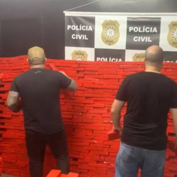 Entorpecente estava sendo descarregado em uma transportadora na região industrial da cidade quando os policiais fizeram a abordagem