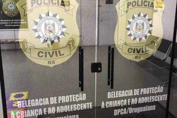 Investigação aponta que ele se aproximou da criança por meio de redes sociais, conquistou a confiança dela e a convenceu a se fotografar; polícia quer descobrir se ele vendia ou trocava o material