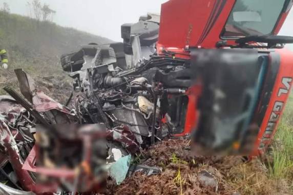 Família relatou ao Comando Rodoviário da Brigada Militar que havia um quinto ocupante em caminhonete. Polícia faz buscas no local