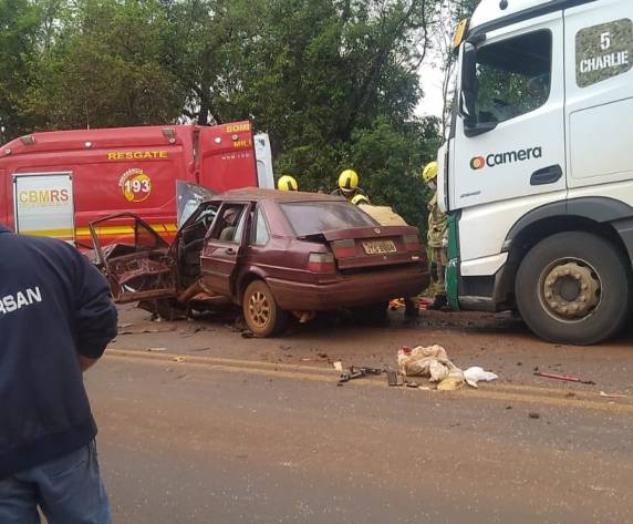 Mulher morre em colisão frontal entre veículo e caminhão na ERS 344, em Giruá - foto 3