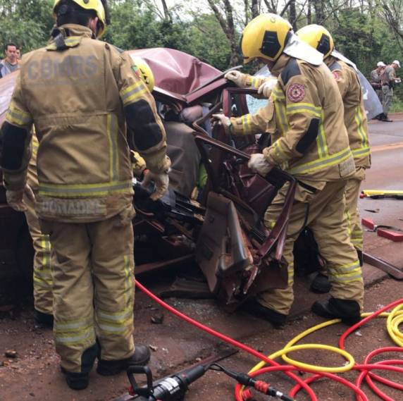 Mulher morre em colisão frontal entre veículo e caminhão na ERS 344, em Giruá - foto 4