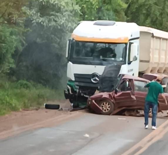 Mulher morre em colisão frontal entre veículo e caminhão na ERS 344, em Giruá - foto 2