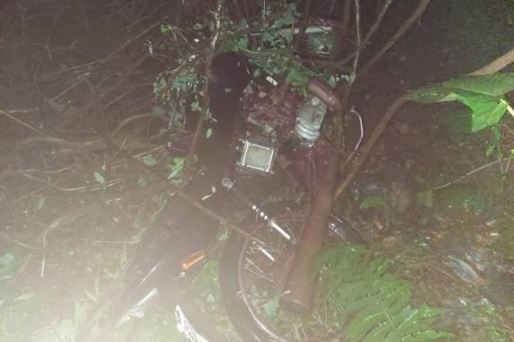 Vítima conduzia motocicleta que caiu em barranco