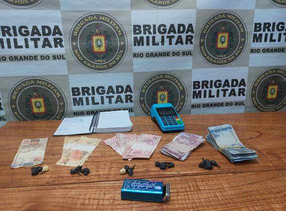 Durante uma das abordagens em um veículo de aplicativo um homem foi preso fazendo a distribuição de drogas.