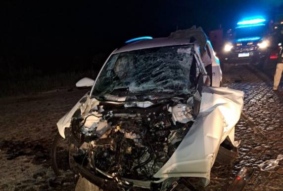 O Motorista do VW Tcross, ficou preso nas ferragens e foi retirado pelos bombeiros.