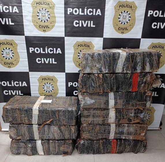 A abordagem ocorreu quando os dois homens trafegavam pela RS-409