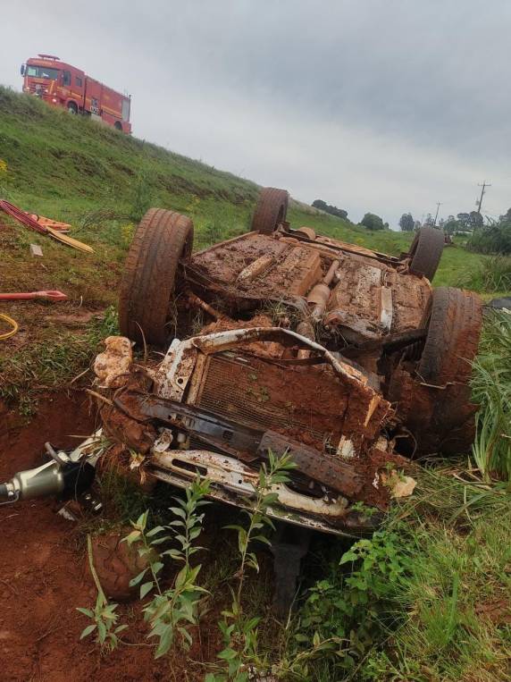 Mulher fica presa as ferragens após capotagem de veículo na BR-285 - foto 3