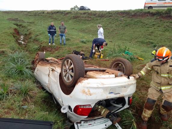 Mulher fica presa as ferragens após capotagem de veículo na BR-285 - foto 2