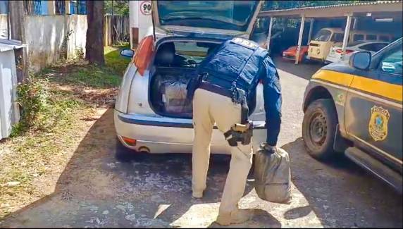Ao verificarem o porta-malas e banco traseiro do carro, os policiais encontraram 30 galões de agrotóxico, totalizando 600 litros.