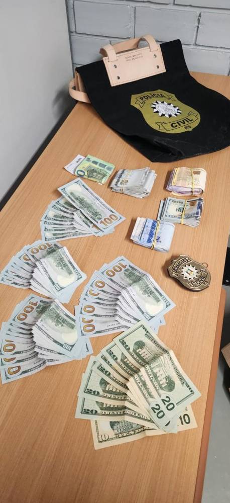 Polícia apreende R$ 63,6 mil na casa de empresário em operação contra mau uso de dinheiro público em escolas - foto 2