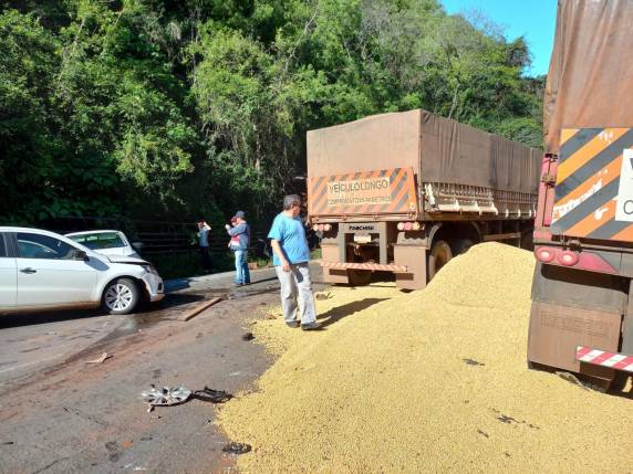 Acidente entre cinco veículos deixa pelo menos uma pessoa morta entre Santa Maria e Itaara na manhã desta terça - foto 3