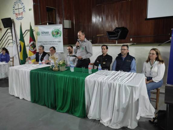 Sindicato Rural de Três de Maio comemorou 40 anos em jantar com palestra com o economista Antônio da Luz - foto 2
