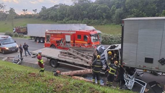 Motorista de um dos veículos ficou com os pés presos nas ferragens da cabine