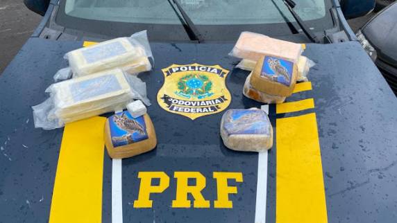 Foram apreendidas mais de dez quilos de cocaína e crack escondidas no compartimento do airbag